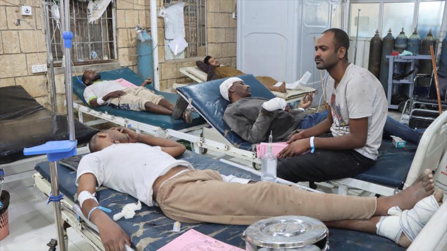 Migrantes africanos heridos yacen en camas de hospital después de que un ataque azotara un centro de detención que alberga a migrantes africanos, en Saada, Yemen, el 28 de abril de 2025. (Foto:Reuters)