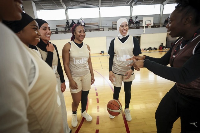 Jugadores, algunos con pañuelos en la cabeza, se reúnen durante una competición en Aubervilliers, cerca de París, el domingo 27 de abril de 2025. (Foto AP/Thomas Padilla)