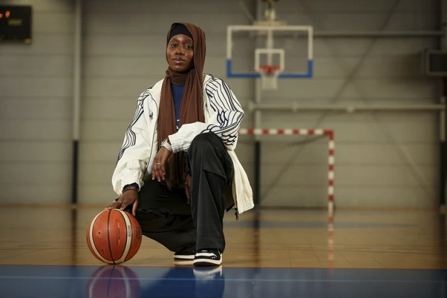 La exjugadora Salimata Sylla posa antes de un torneo de baloncesto femenino donde las jugadoras pueden usar pañuelo en la cabeza, en Aubervilliers, cerca de París, el domingo 27 de abril de 2025. (Foto AP/Thomas Padilla)