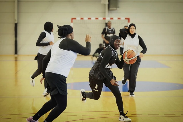 Un jugador con pañuelo en la cabeza calienta antes de un partido de baloncesto en Aubervilliers, cerca de París, el domingo 27 de abril de 2025. (Foto AP/Thomas Padilla)