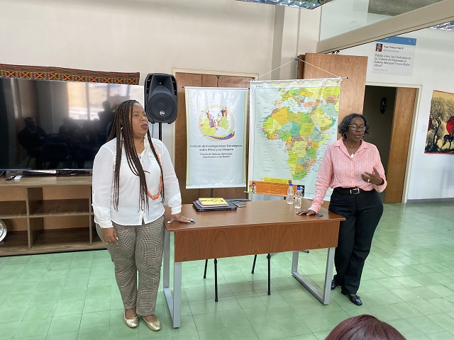 La Directora del Centro de saberes Africanos, Americanos y Caribeños Reina Arratia presentando a la ponente Solciré Pérez