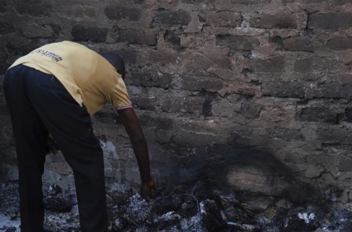 Un hombre observa una casa quemada tras un ataque armado en la comunidad de Yelewata, en el centro-norte de Nigeria, el lunes 16 de junio de 2025. (Foto AP)