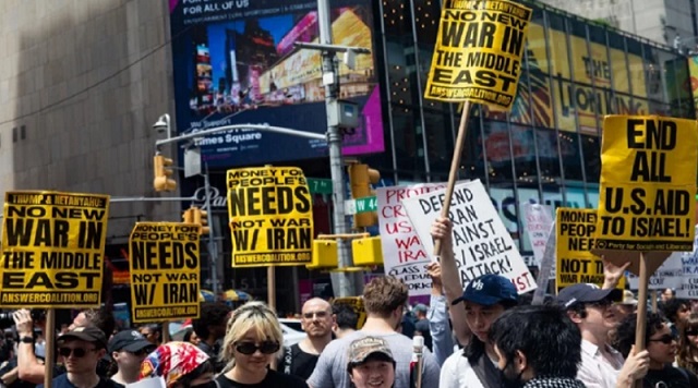 Acusan al presidente de caer en contradicción respecto al conflicto en Medio Oriente.