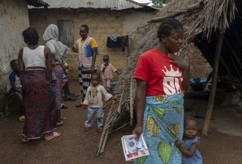 Roseline Phay, de 32 años, con su hija Pauline afuera de su casa en el condado de Bong, Liberia / Foto AP/Annie Risemberg
