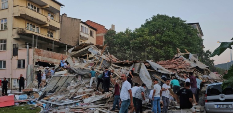 Edificios derrumbados en Sindirgi, al noroeste de Turquía  Bahadir Demirceviren / Ap-LaPresse