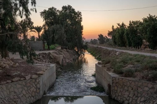 ARCHIVO - Una fuente de agua que se ramifica desde el Canal Yusuf, que fluye desde el Nilo a través de Fayum, en la ciudad de Qouta, Egipto, el miércoles 5 de agosto de 2020. Foto AP