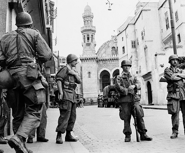 ARCHIVO - En esta foto del 27 de mayo de 1956, las tropas francesas sellan la famosa casbah de Argel, un bullicioso barrio árabe de 400 años de antigüedad. AP/AP