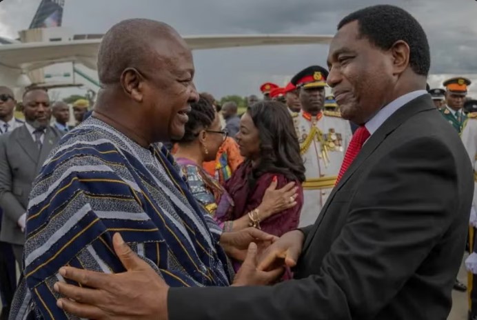 El presidente de Ghana, John Dramani Mahama, visita al líder de Zambia, Hakainde Hichilema, en un Fugu Foto: Presidencia de Ghana 