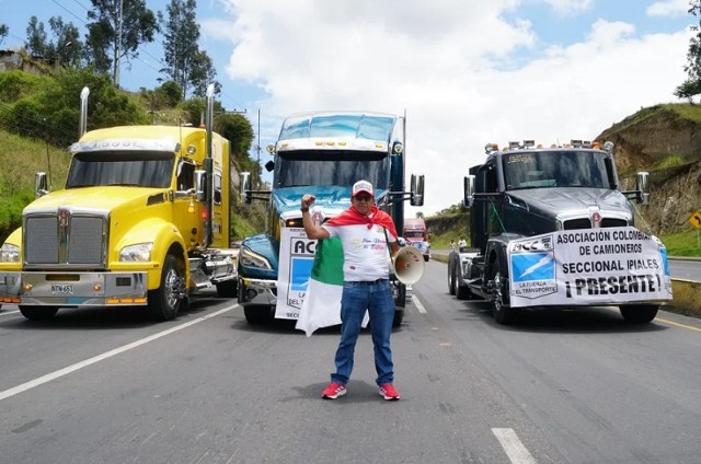 Una persona posa durante una protesta, en el puente internacional de Rumichaca (Colombia). EFE/ Xavier Montalvo