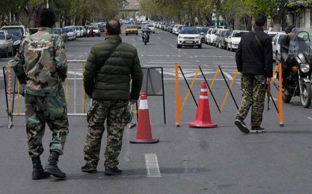 Miembros de la fuerza paramilitar Basij permanecen en un puesto de control en Teherán, Irán, el domingo 29 de marzo de 2026. (Foto AP/Vahid Salemi)