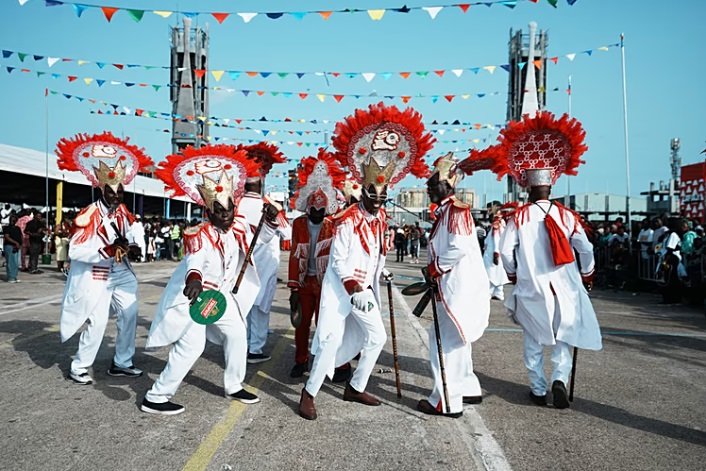 Personas disfrazadas actúan en las calles durante el Carnaval Fanti en Lagos, Nigeria, el lunes 6 de abril de 2026. Sunday Alamba/Copyright 2026 The AP. Todos los derechos reservados.