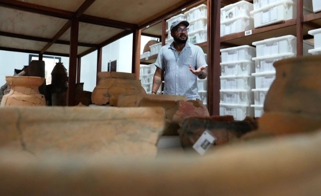 El arqueólogo Lucio Flavio Costa Leite habla sobre la colección de artefactos arqueológicos catalogados en el Instituto de Investigación Científica y Tecnológica de Macapa, estado de Amapá, Brasil, el domingo 8 de marzo de 2026. (Foto AP/Eraldo Peres)