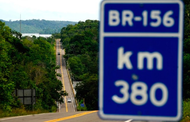 Vehículos circulan por un tramo totalmente pavimentado de la carretera BR-156 que conecta la capital del estado, Macapá, con la ciudad de Oiapoque, en el estado de Amapá, Brasil, el lunes 9 de marzo de 2026. (Foto AP/Eraldo Peres)