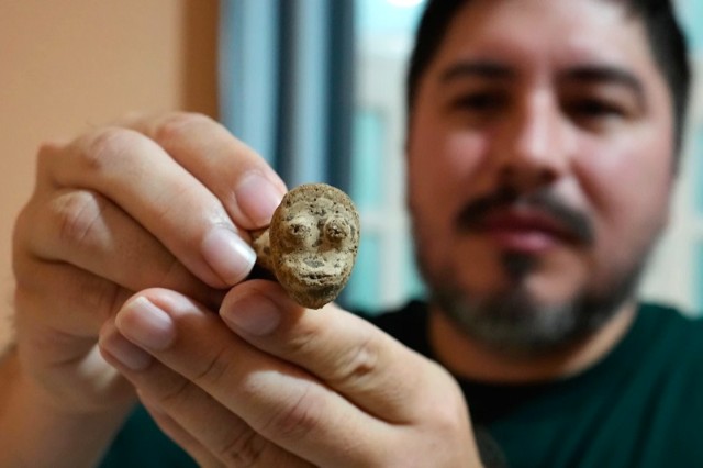 El arqueólogo Manoel Fabiano da Silva Santos muestra un artefacto antropomórfico hallado en el yacimiento arqueológico de Quintela, perteneciente al Departamento Nacional de Infraestructura de Transportes en Macapa, estado de Amapá, Brasil, el sábado 14 de marzo de 2026. (Foto AP/Eraldo Peres)