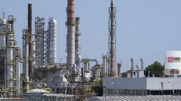 Instalaciones de producción petrolera en los Emiratos Árabes Unidos, país que anunció su retirada de la OPEP y OPEP+. Foto teleSUR