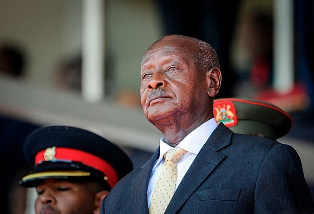 El presidente de Uganda, Yoweri Museveni, asiste al funeral de Estado del expresidente de Kenia, Daniel Arap Moi, en Nairobi, Kenia, el 11 de febrero de 2020. Foto AP.