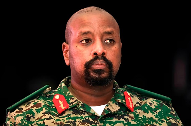 El teniente general Muhoozi Kainerugaba, hijo del presidente de Uganda, Yoweri Museveni, asiste a una ceremonia de "acción de gracias" en Entebbe, Uganda, la noche del sábado 7 de mayo de 2022. AP/AP