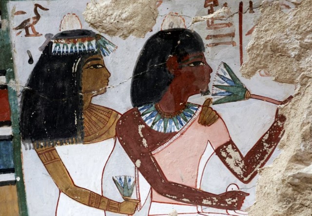 Pinturas del antiguo Egipto adornan la pared de la tumba recientemente restaurada, dentro de la antigua tumba de "Samut" (TT417) recientemente restaurada en la necrópolis de El-Khokha en la orilla oeste del Nilo en Luxor, donde las autoridades egipcias han anunciado la finalización de los trabajos de restauración de dos tumbas de la XVIII Dinastía pertenecientes a Amenhotep Rabuia y su hijo Samut, que datan de los reinados de los faraones Tutmosis III y... Adquirir derechos de licencia