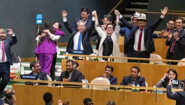 Los delegados de la misión kirguisa aplaudieron y celebraron junto a otros diplomáticos tras el resultado