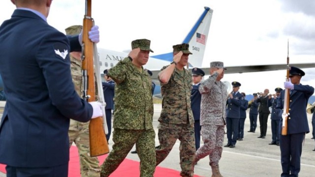 Jefe de Comando Sur llega a Bogotá 1