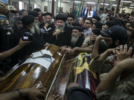 Familiares lloran durante el funeral de las víctimas del atentado.