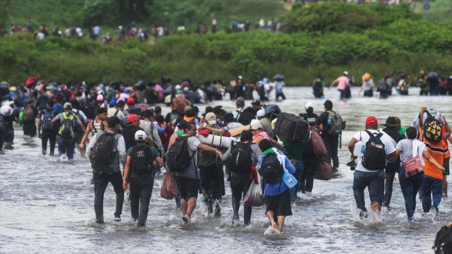 Carabana de migrantes huye de miserias creadas por EEUU