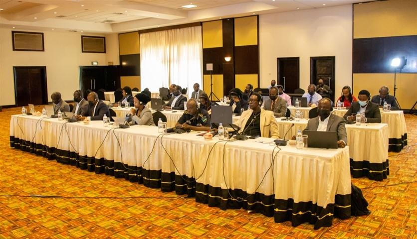 Angola y Ruanda iniciaron el 14 de abril la primera sesión de la comisión mixta permanente de cooperación bilateral, establecida para impulsar el intercambio en las más variadas áreas, anunció aquí la cancillería. - 