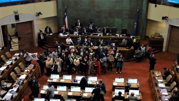 Con 127 votos a favor 14 en contra y tres abstenciones los legisladores chilenos aprobaron este martes la nueva jornada laboral