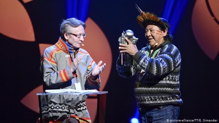 Davi Kopenawa recoge su premio de manos de Lars Anders Baer en Estocolmo