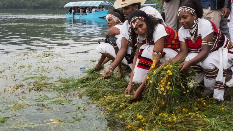 Durante las celebraciones de Irreecha de la comunidad Oromo se colocan flores y pasto recién cortado en agua para agradecer a Dios por el comienzo de la primaverajpg