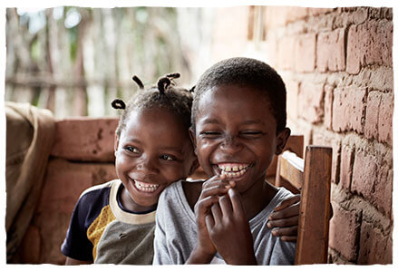 Pareja de niños africanos