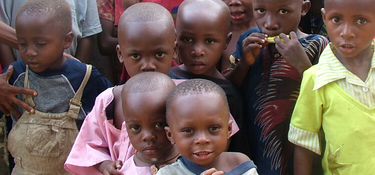 Grupos de niños en el continente africano