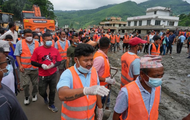 Equipos de rescate Nepal 1