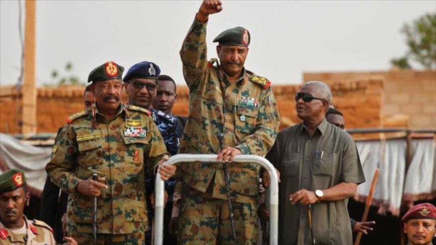 El general sudanés Abdel Fatah al Burhan el líder del golpe de Estado saluda a los partidarios en un mitin en Jartum