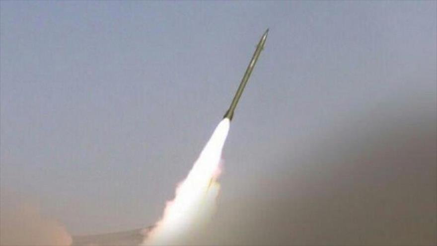 El lanzamiento de un misil por el Ejército de Yemen contra posiciones enemigas