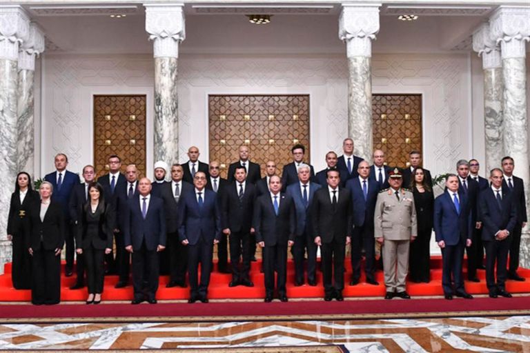 El presidente egipcio Abdel Fattah El Sisi junto al nuevo gabinete de Gobierno