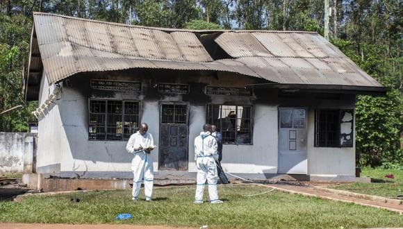 Expertos forenses de la policía investigan la escena de un incendio en la Escuela para Ciegos de Salama en el distrito de Mukono Uganda el 25 de octubre de 2022
