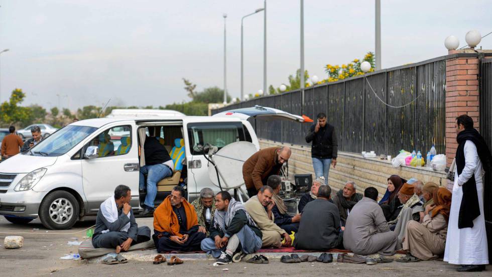 Familiares de las víctimas del atentado en una mezquita del Sinai que causó más de 300 muertos