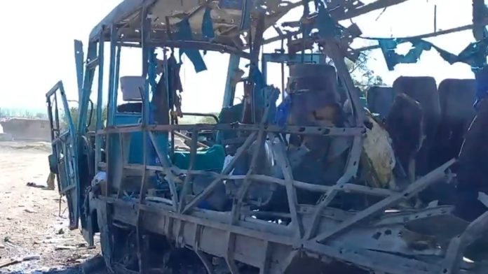 Fuerzas Armadas de Ucrania lanzaron cuatro proyectiles contra civiles que iban en autobús