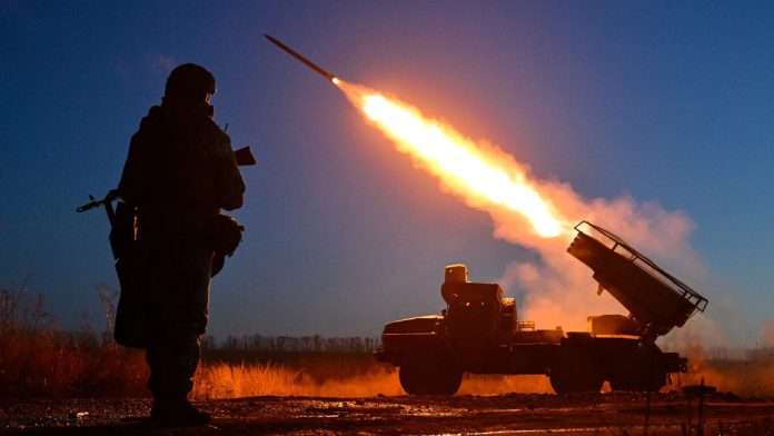 Instante en el lanzamiento de un misil por parte del ejército ruso