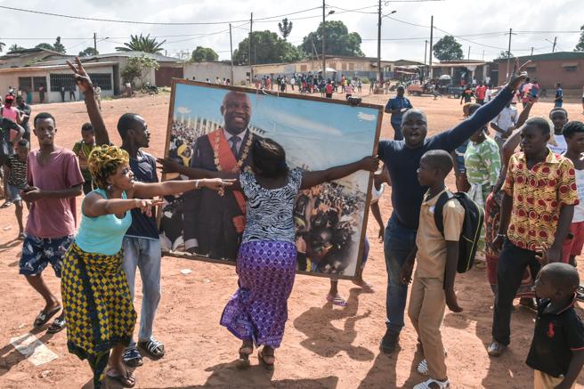 Los seguidores de Gbagbo celebran la retirada de los cargos