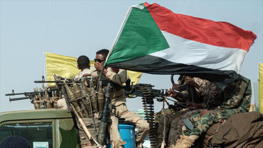 Mienbros de las Fuerzas de Apoyo Rapido en un vehiculo armado en la capital