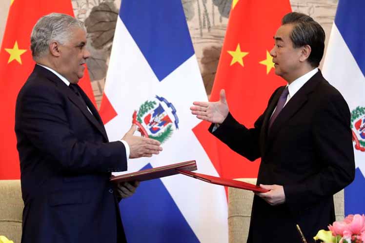 Miguel Vargas y Wang Yi