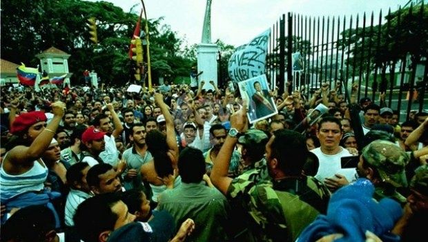 Miles de Venezolanos a las puertas del Palacio de Miraflores el 13 de abril de 2002