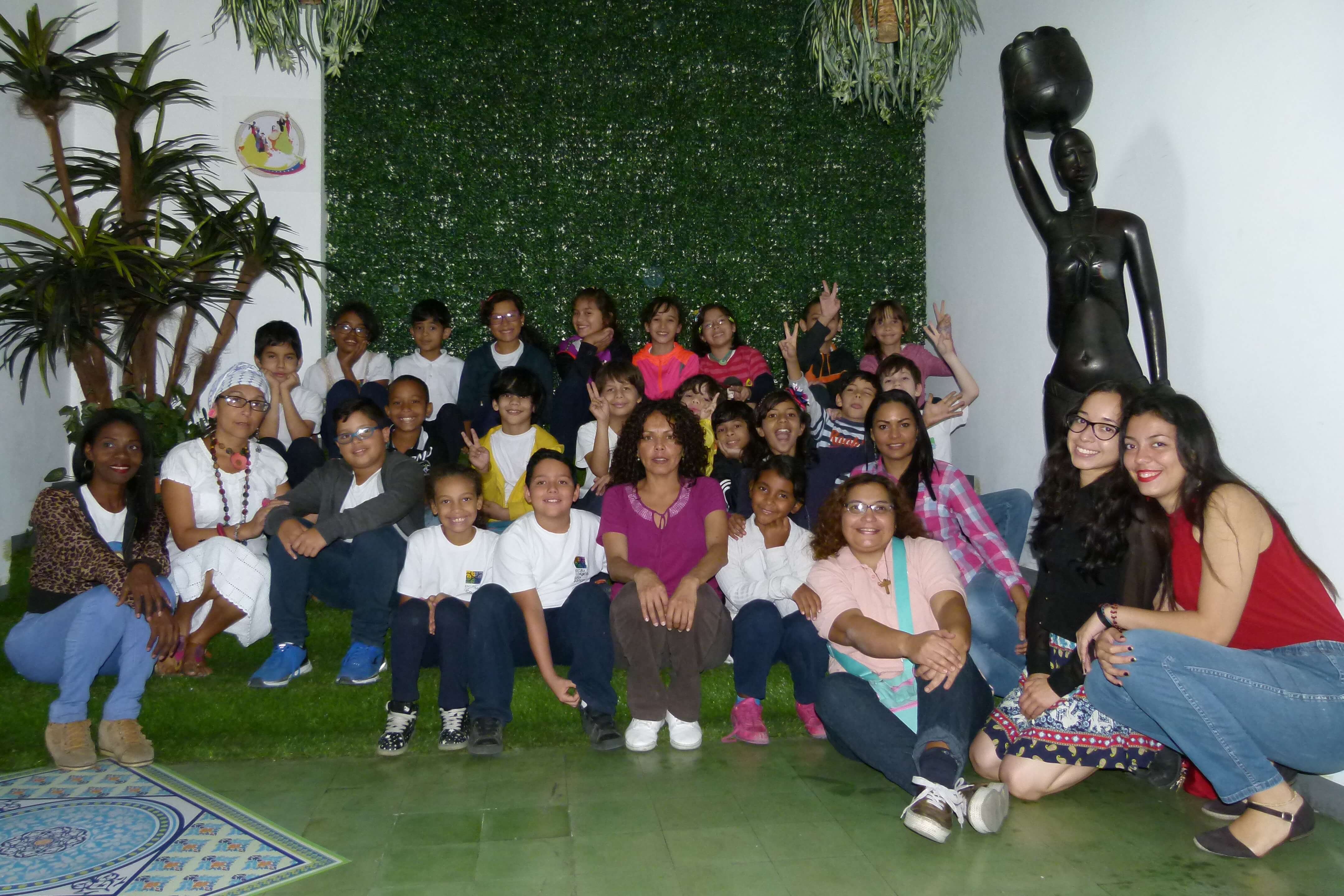 Niñas y niños de la Escuela Comunitaria "Luisa Goiticoa"