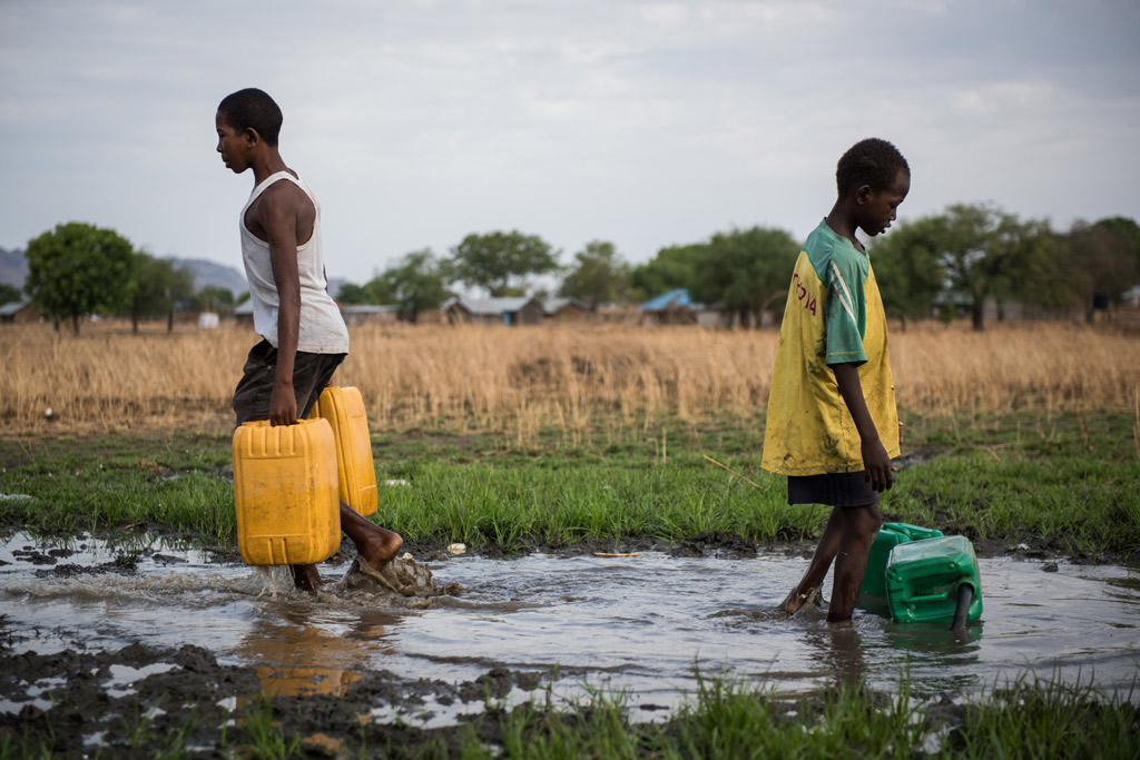 Niños recogen agua a las afueras de Juba en Sudán del sur