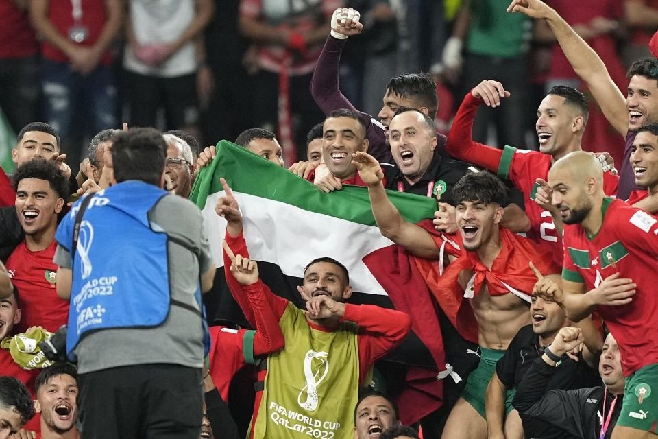  - Jugadores de Marruecos celebrando su paso a cuartos de final con la bandera palestina. © AP Photo / Martin Meissner - 