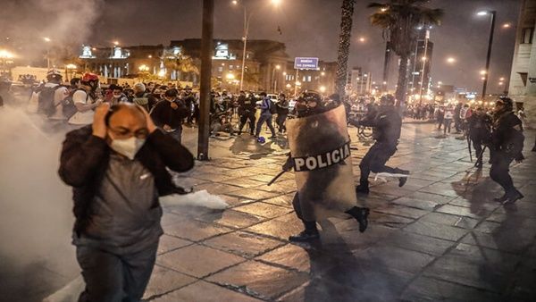 Policía reprime manifestación en Lima Perú