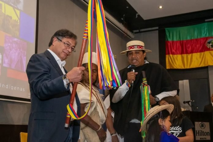 Presidente Gustavo Petro recibió un bastón de mando hecho por un guardia indígena mayor de la Amazonía en el día internacional de los pueblos indígenas