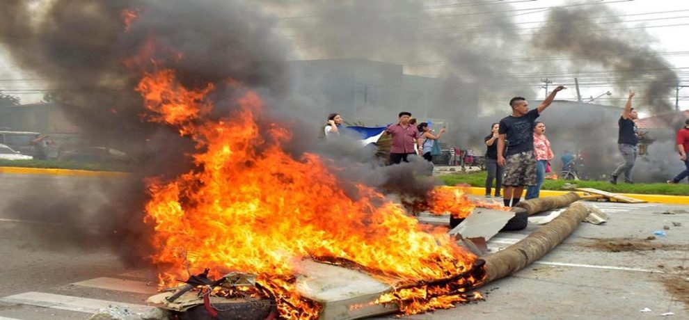 Salvador Nasralla denunció que el presidedente Juan Orlando Hernández viajó a EE.UU a declarar estado de excepción y suspensión de garantías desde allí